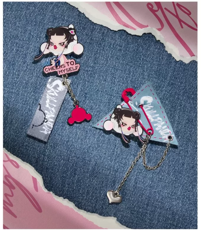 Caixa surpresa com pingente de distintivo da série SKULLPANDA CHEERS TO MYSELF