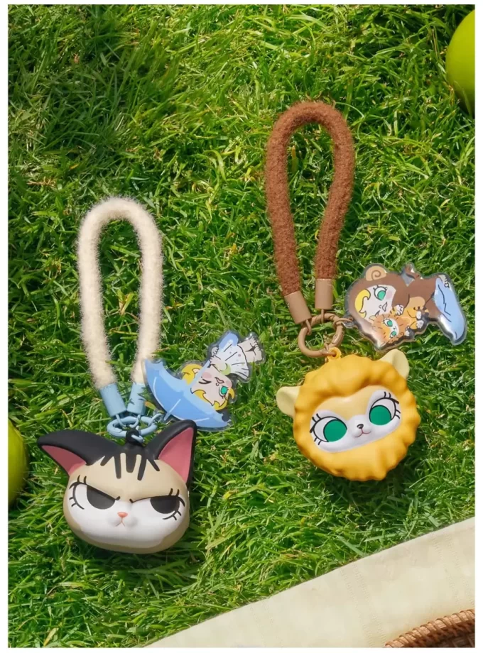 Caixa surpresa com pingente de pitada da série Baby Molly e Baby Tabby