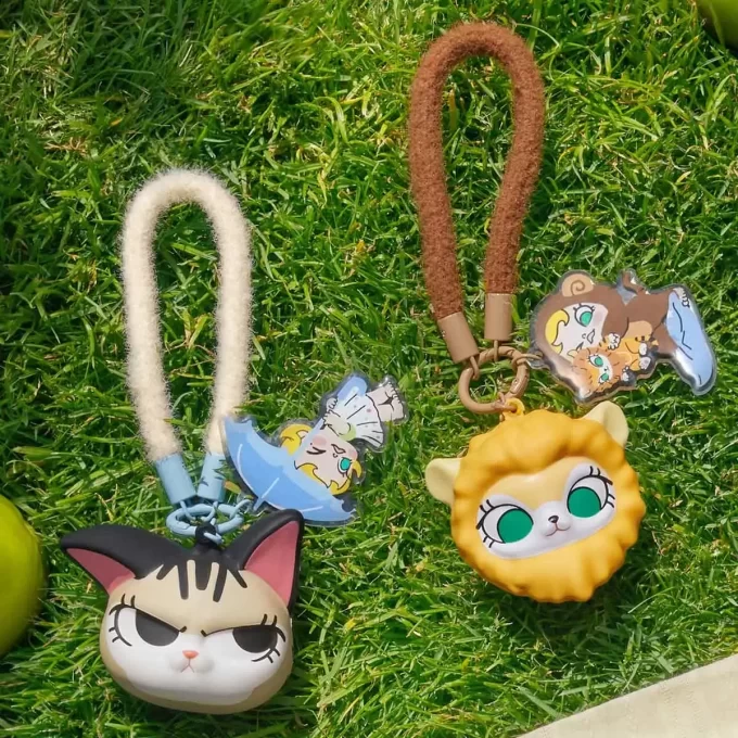 Caixa surpresa com pingente de pitada da série Baby Molly e Baby Tabby