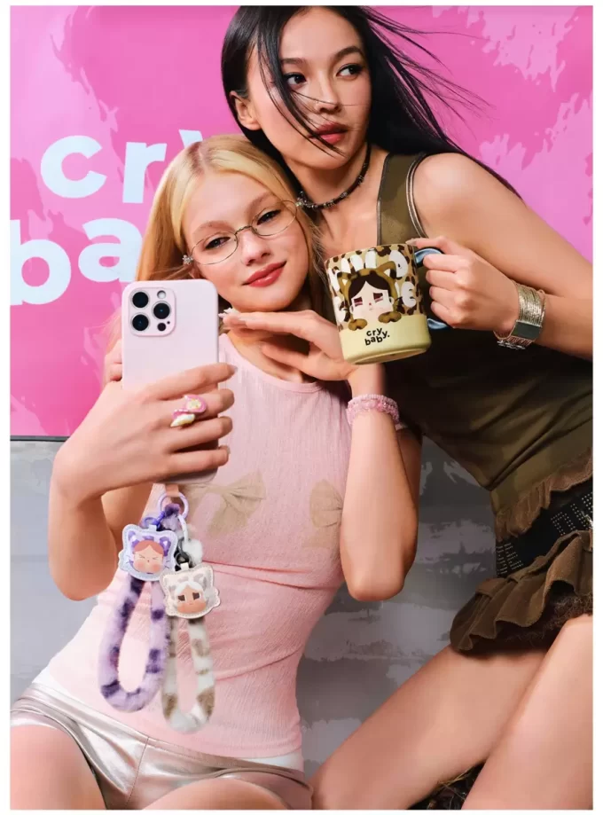 Caixa surpresa com pingente para celular da série CRYBABY Wild But Cutie