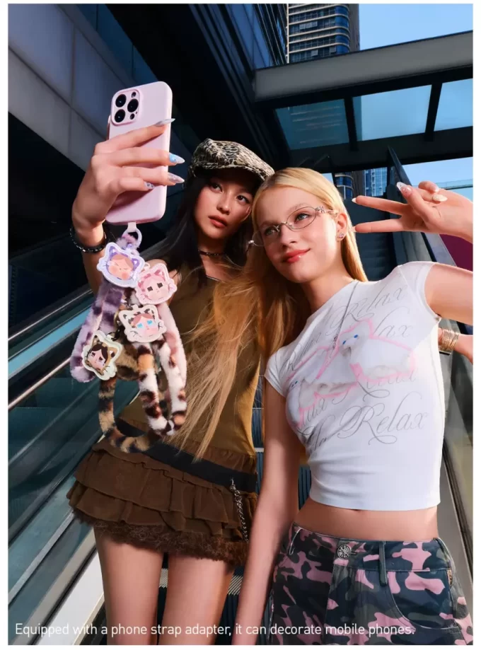 Caixa surpresa com pingente para celular da série CRYBABY Wild But Cutie
