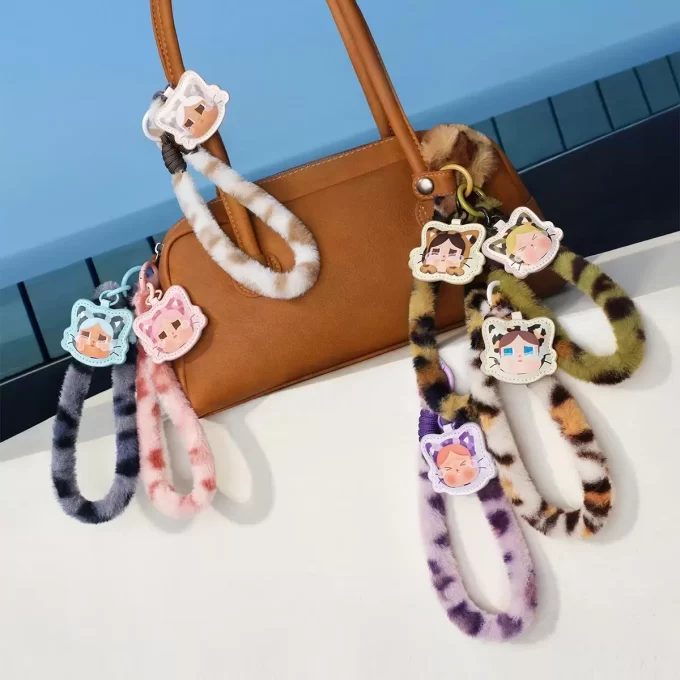 Caixa surpresa com pingente para celular da série CRYBABY Wild But Cutie