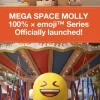 MEGA SPACE MOLLY 100% × Série Emoji™