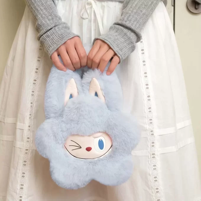 Série Clássica THE MONSTERS – Bolsa de Pelúcia com Flores