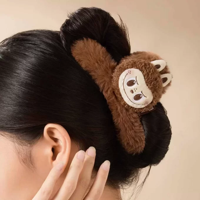 Série Clássica THE MONSTERS – Grampo de cabelo de pelúcia LABUBU