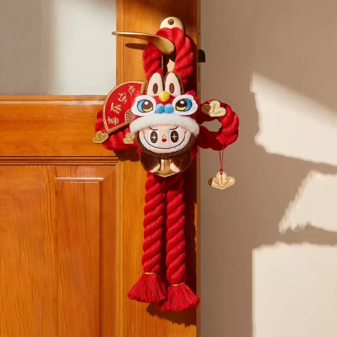 Série de Celebração de Ano Novo da Wealthy Snake – Decoração de Porta de Pelúcia LABUBU