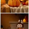 Série Happy Halloween Party – Pingente de pelúcia de vinil com abóbora sentada