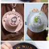 SÉRIE OS MONSTROS CAEM NA NATUREZA – Bolsa Bucket Hat Mini Caixa de Biind