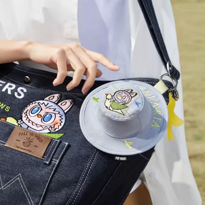 SÉRIE OS MONSTROS CAEM NA NATUREZA – Bolsa tiracolo jeans