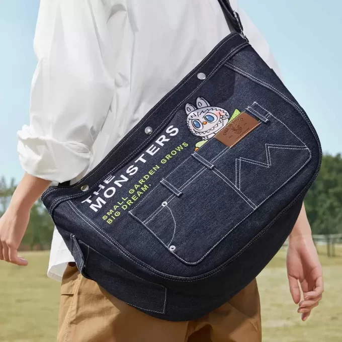 SÉRIE OS MONSTROS CAEM NA NATUREZA – Bolsa tiracolo jeans